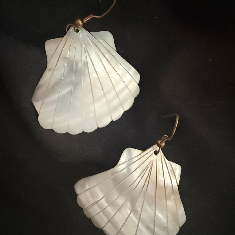 Elegant Shell-Shaped Earrings - Picture 5 of 5